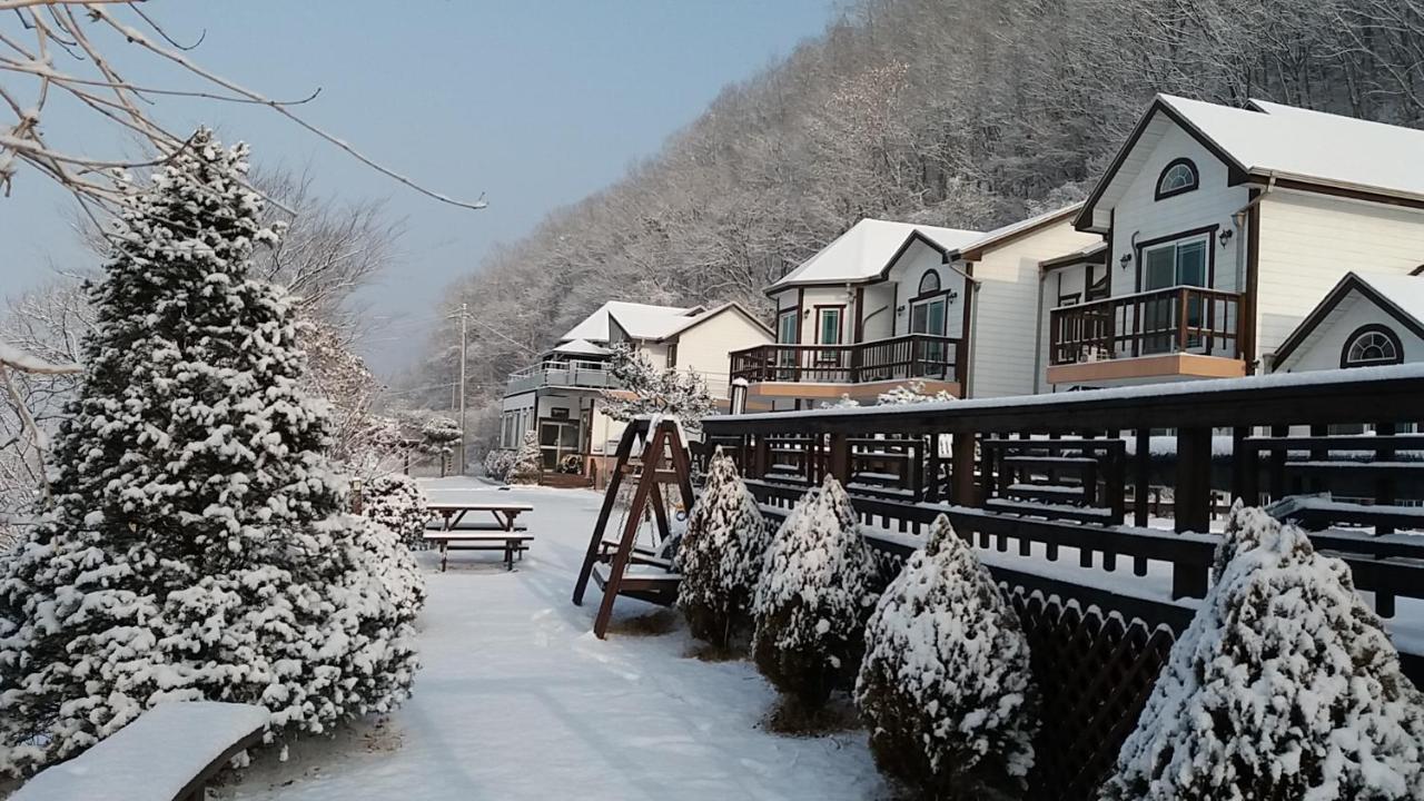 Forest Of Color Pension Хончхон Екстер'єр фото